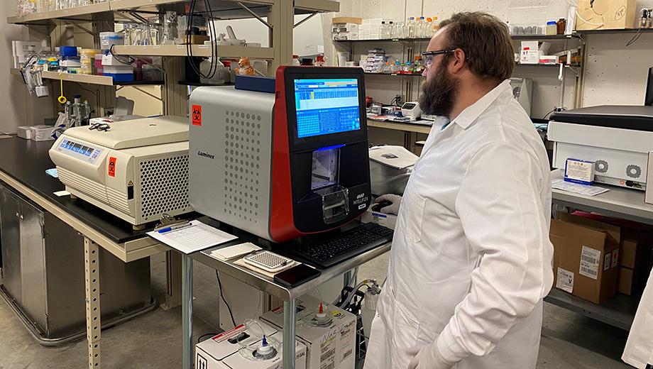Christopher Johanning, research technician, runs samples on the Luminex Intelliflex for Roman Ganta, McKee Endowed Professor of Veterinary Pathobiology. This equipment is available in non-containment-support laboratory space at the LIDR.